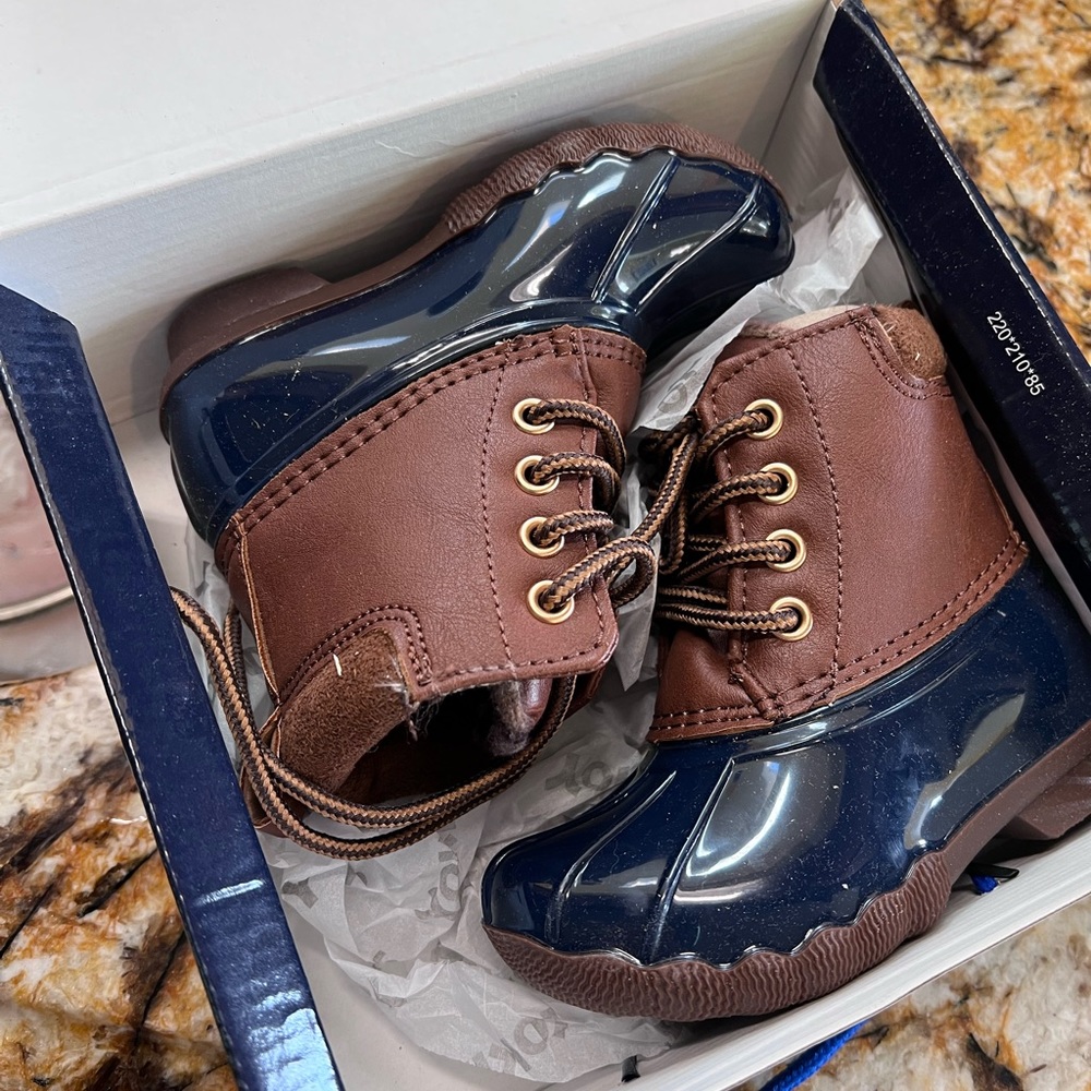 Toddler NWT duck boots.